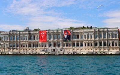 Çırağan_Palace_from_the_Bosphorus_Strait_(cropped)