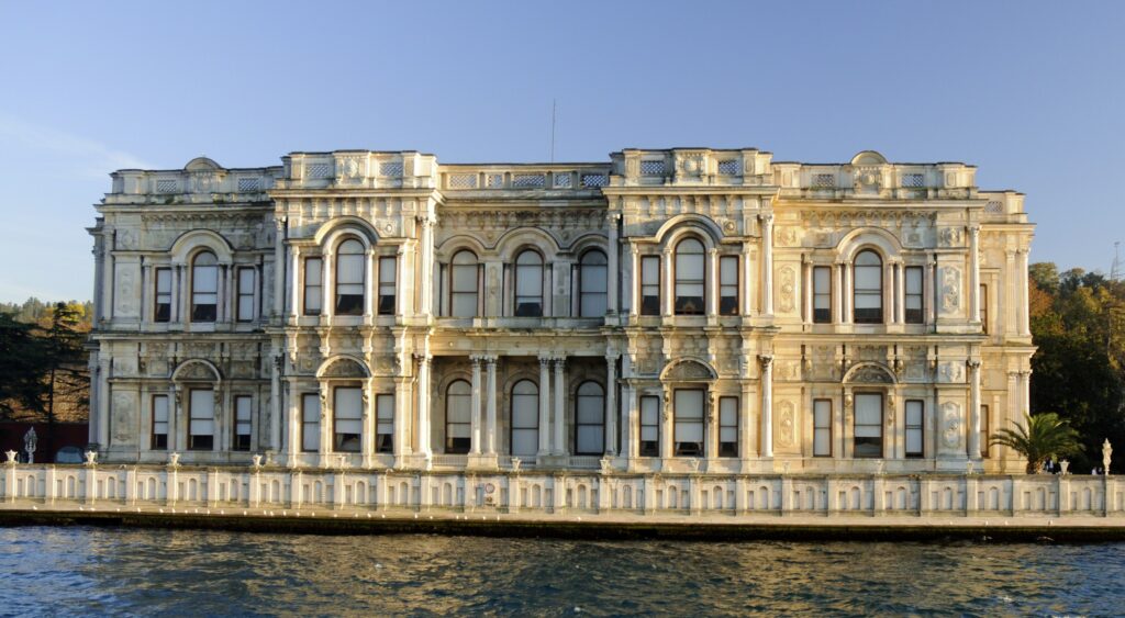 Il palazzo Beylerbeyi sulla sponda asiatica del Bosforo