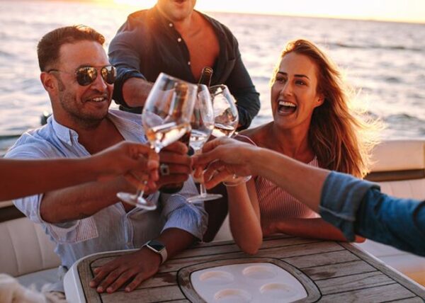 Yacht privé vs. Public Ferry: Choosing the Right Bosphorus Experience