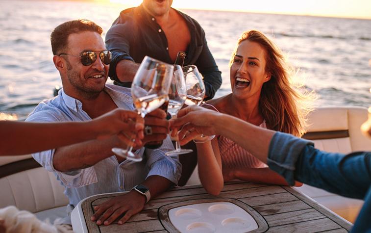 يخت خاص vs. Public Ferry: Choosing the Right Bosphorus Experience