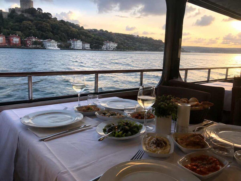 Tavolo riservato con vista sul Bosforo da cui gli ospiti guardano lo spettacolo di danza del ventre di Istanbul