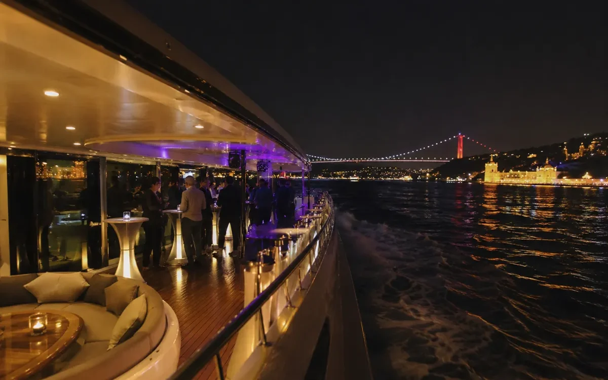 Daytime vs Evening Bosphorus Cruise, Which One Fits You