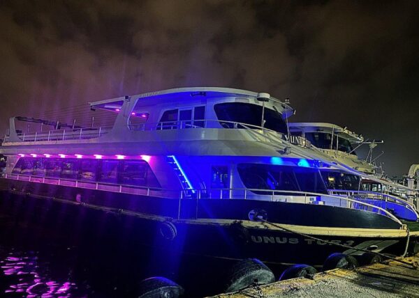 Event Boat 3 bachelorette party boat for hasta 70 invitados on the Bosphorus