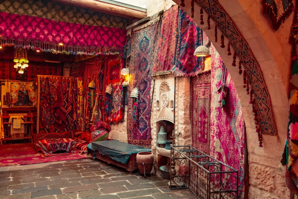 Intérieur du Grand Bazar avec son architecture historique et ses boutiques
