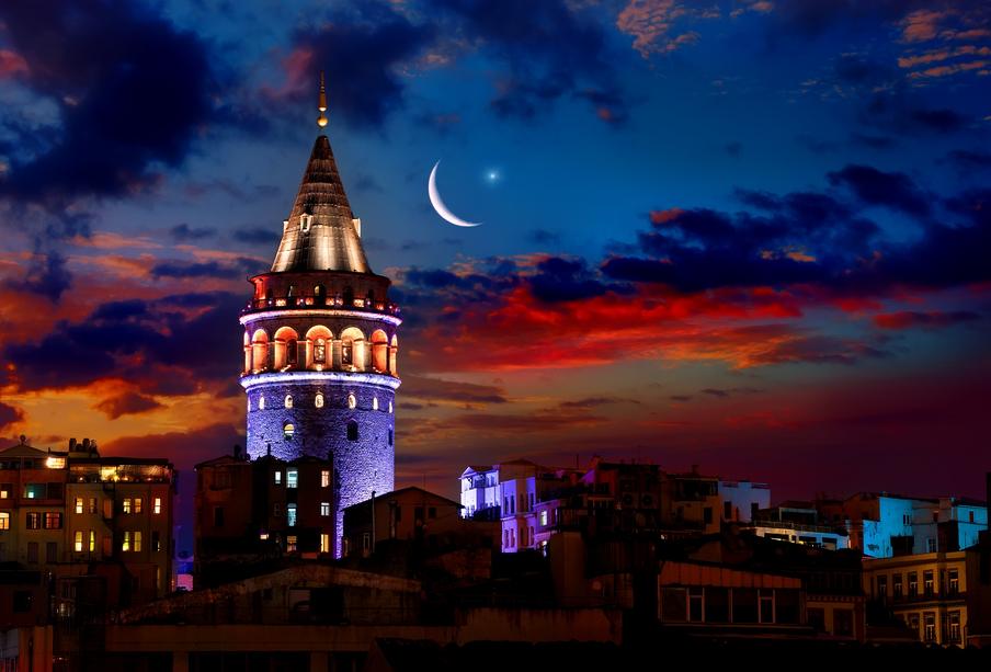 Torre de Gálata iluminada de noche en Estambul