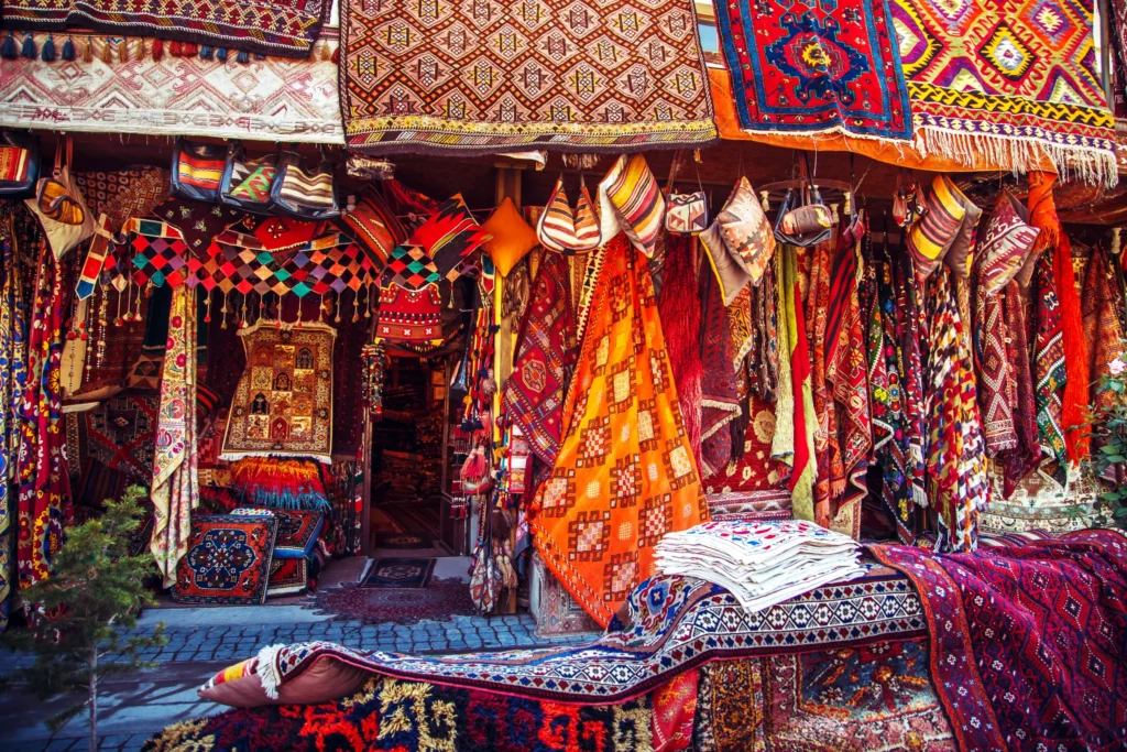 Boutiques colorées et produits traditionnels dans le Grand Bazar d'Istanbul