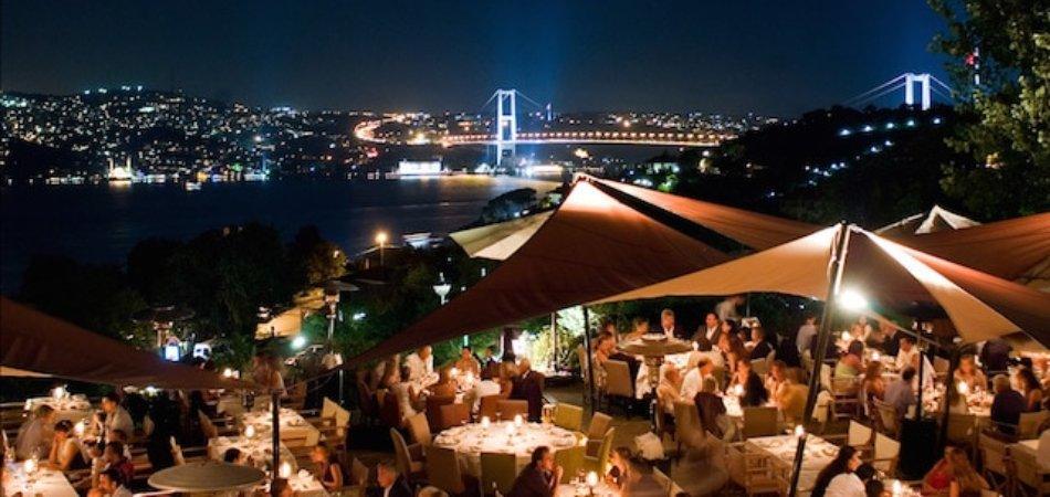 Bar en una azotea con vistas al Bósforo en Estambul