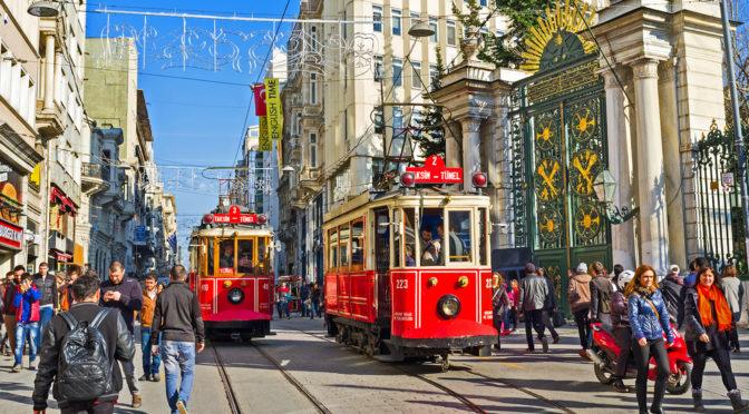 Multitud y tranvía histórico en la calle Istiklal de Estambul