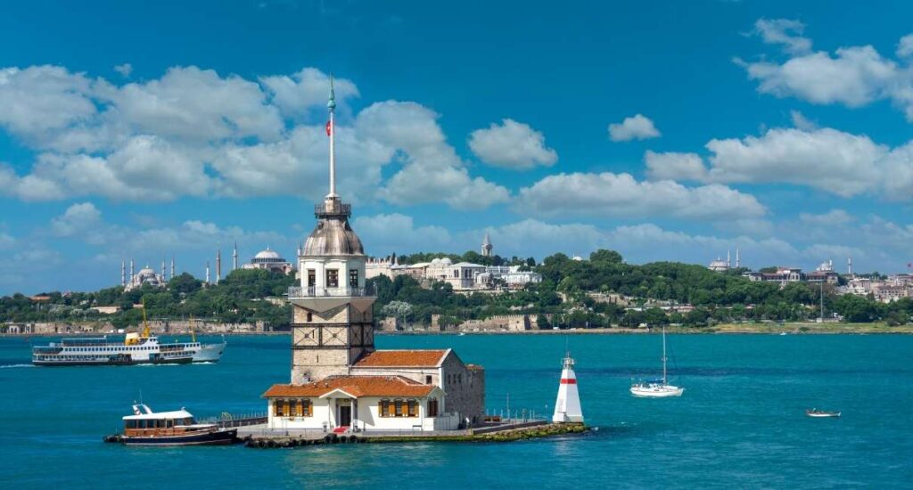 La Torre della Fanciulla (Torre della Fanciulla) a Istanbul - monumento iconico sul Bosforo