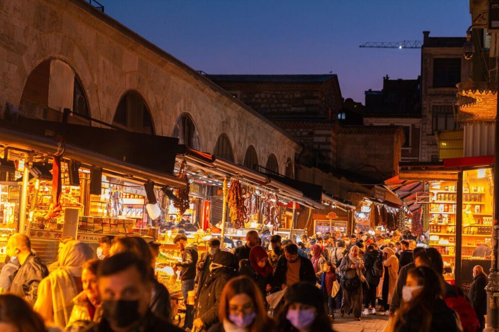 Locale sull'acqua caldamente illuminato a Istanbul di notte, scenario di uno spettacolo orientale sul Bosforo
