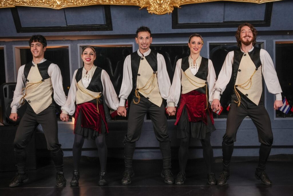 Danse folklorique horon de la mer Noire exécutée épaule contre épaule lors d'une croisière nocturne à Istanbul