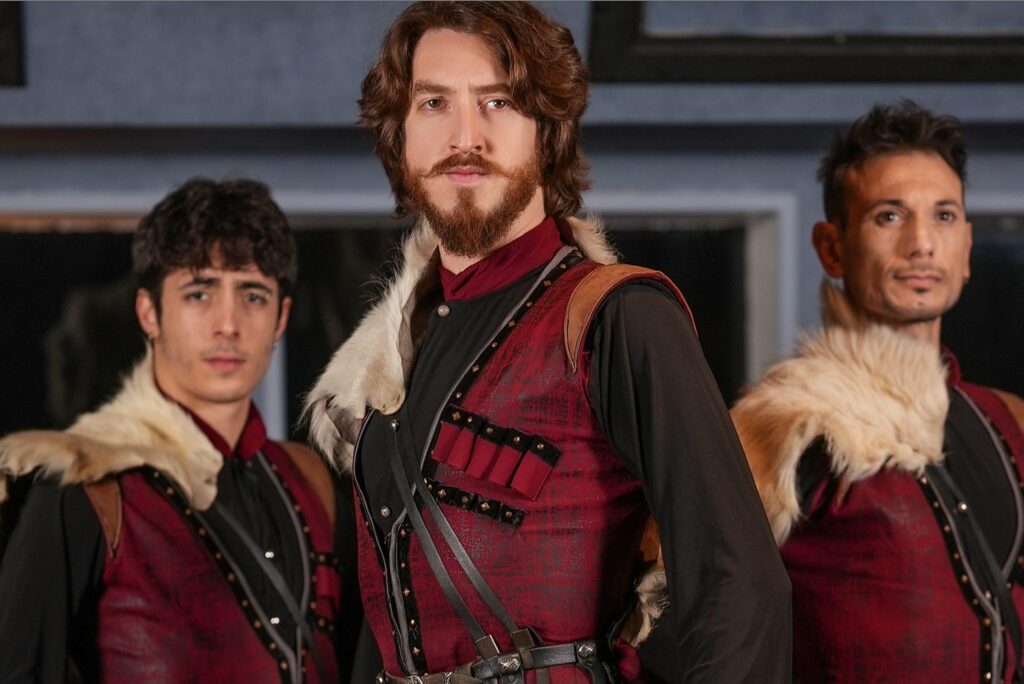 Danseurs circassiens kafkas en costume tcherkesse se produisant à bord d'une croisière à Istanbul