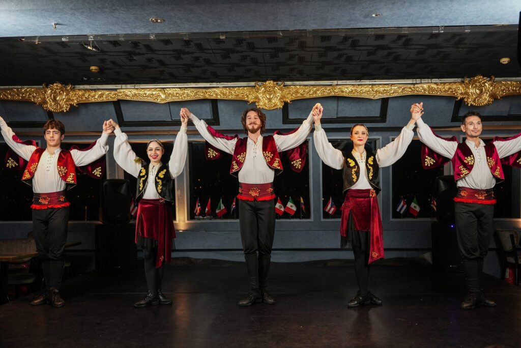 Danse folklorique zeybek exécutée bras tendus pendant le spectacle d'une croisière dîner sur le Bosphore