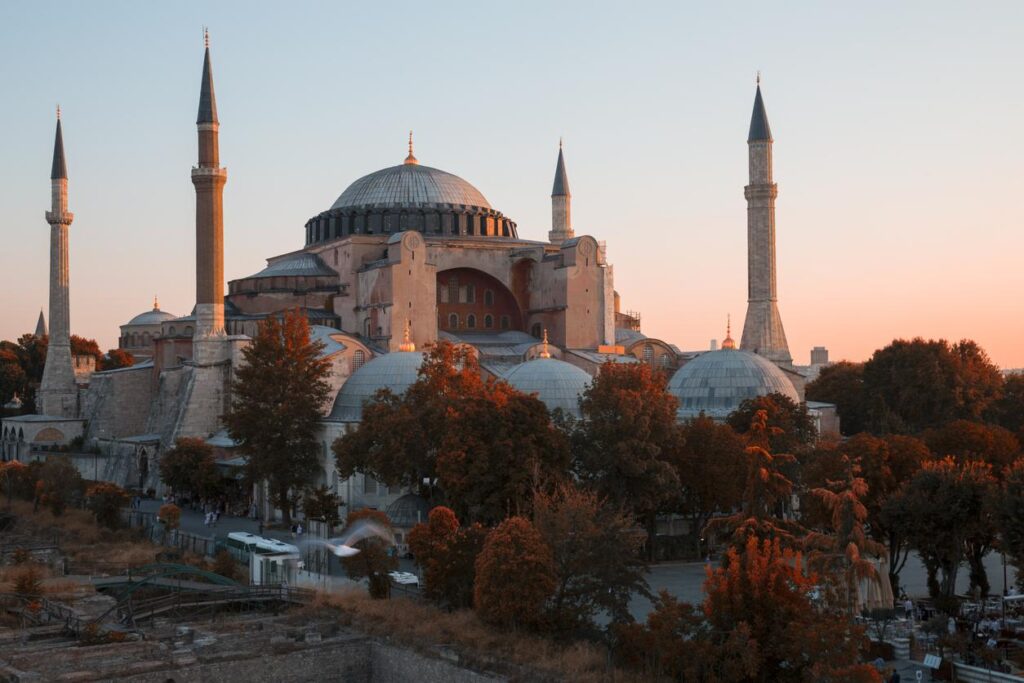 Santa Sofia al tramonto sulla penisola storica di Istanbul
