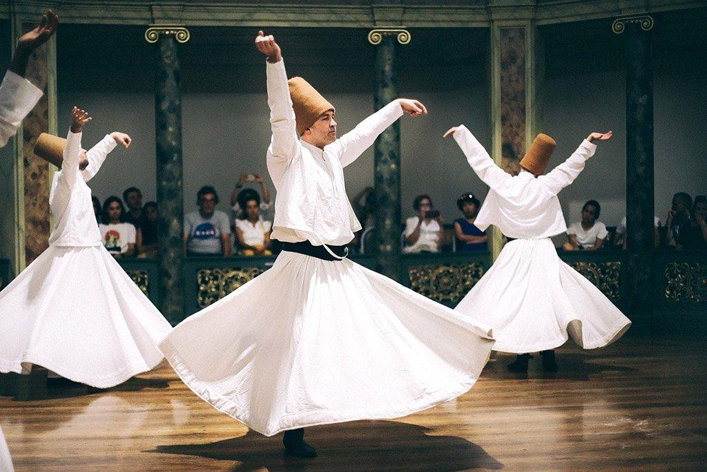 Derviches tourneurs pendant la ceremonie du sema a Istanbul